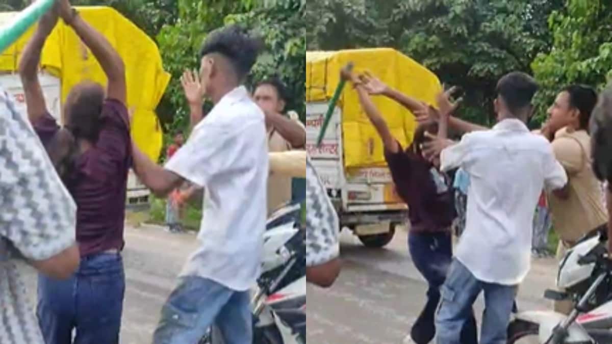 कुशीनगर : बीच सड़क पर डंडा लेकर लड़की ने पुलिसकर्मी को दौड़ाया और फाड़ा वर्दी, वीडियो हुआ वायरल Kushinagar News