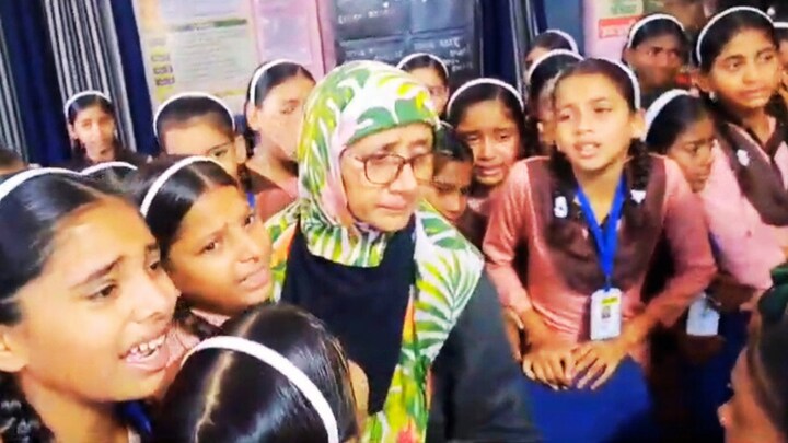 बिजनौर में तिलक विवाद में सस्पेंड हुईं आयशा मैडम, तो रोने लगे बच्चे! ये कहानी पता चली Bijnor News