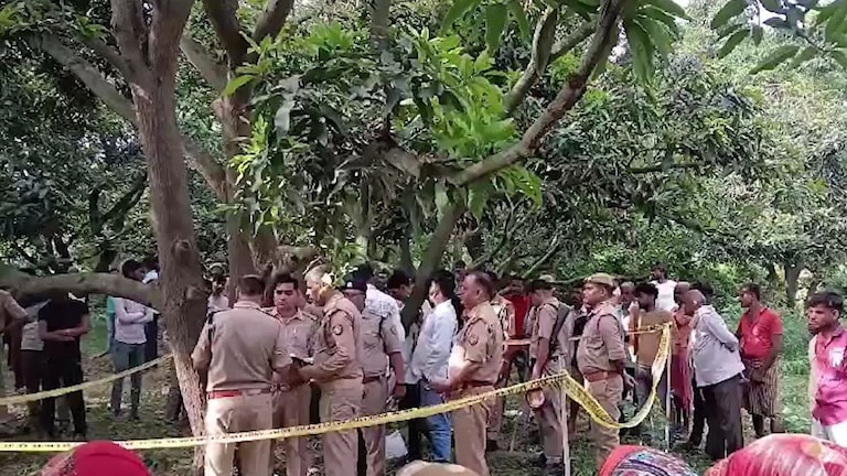 दोनों लड़कियां खुशी थीं तो फिर क्यों लगाएंगी फांसी...फर्रुखाबाद केस में मृतकों के परिजनों ने लगाया बड़ा आरोप घटनास्थल पर जांच करने पहुंची पुलिस.