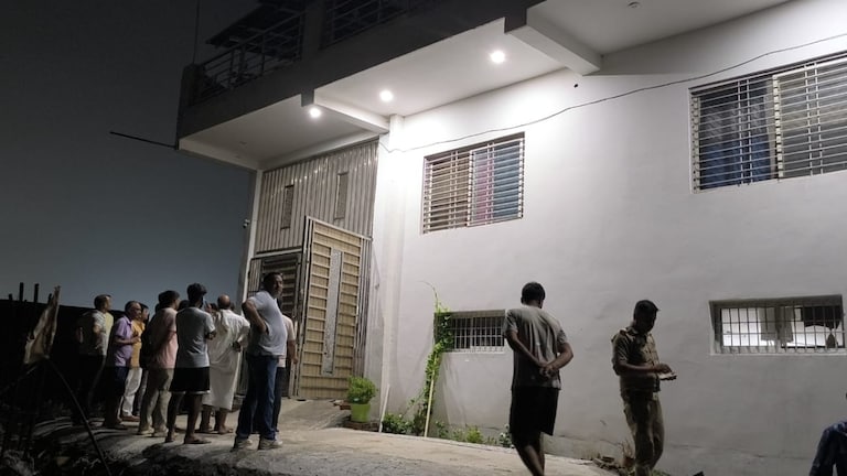 ग्रेटर नोएडा में गोलगप्पे खाकर लौटे परिवार को खुला मिला घर का गेट, फिर जो हुआ उसे जान चौंक जाएंगे Greater Noida News