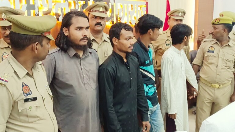 अब्दुल के साथ खड़े इन सभी का कांड जान लीजिए…मदरसे की आड़ में खेल रहे थे बड़ा खेल, सभी दबोचे गए Prayagraj