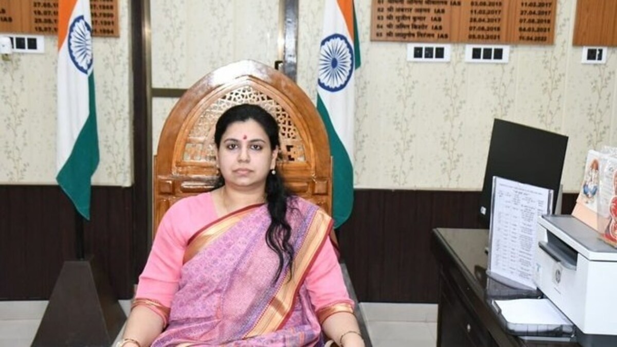 कौन हैं IAS दिव्या मित्तल जिन्होंने भरी सभा में SDM से कह दिया 'तमीज से बात रखिए'? deoria-dm-divya-mittal