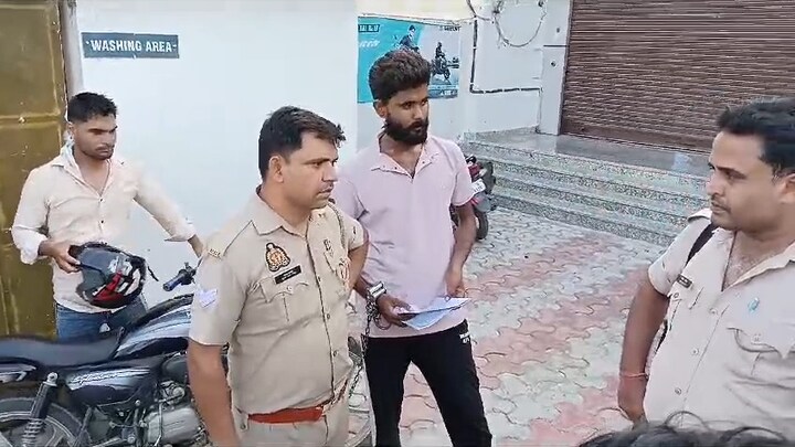 UP पुलिस का एग्जाम देने पहुंचा आकाश, पर इसके साथ फोर्स क्यों रही मौजूद? वजह चौंका देगी UP Tak