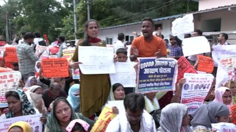 'केशव चाचा न्याय करो...',69000 शिक्षक भर्ती अभ्यर्थियों का हल्ला बोल, डिप्टी सीएम के आवास का किया घेराव UP 69000 Teacher Recruitment