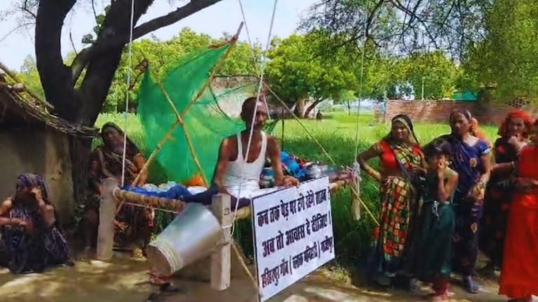 पोर्टल पर गांव को मिला PM आवास पर झोपड़ियों, पेड़ पर टंगे लोगों ने खोली पोल! कहानी हरिहरपुर की UP Tak