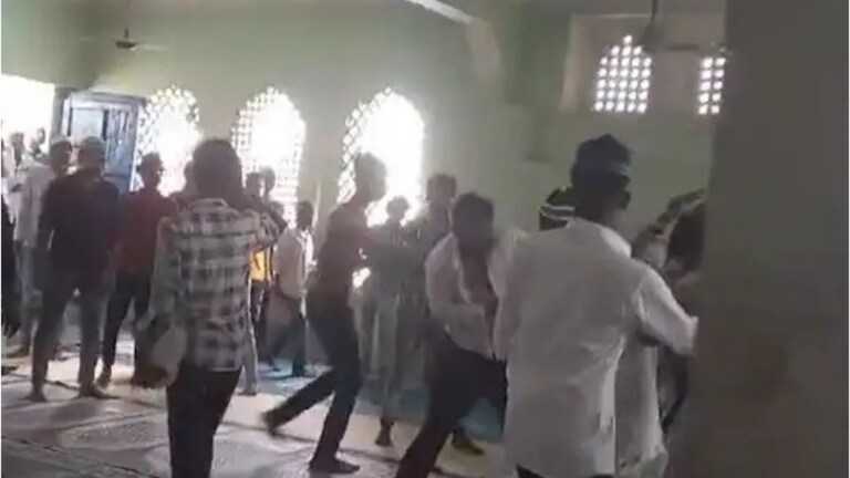 मुरादाबाद : मस्जिद में नमाज़ पढ़ने गए लोगों में हुई जमकर मारपीट, जानें ऐसा क्या हुआ कि मच गया 'महाभारत' Moradabad News