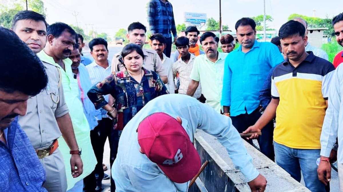 BJP विधायक मीनाक्षी सिंह ने छेनी-हथौड़ा से डिवाइडर का क्वालिटी चेक करा दिया! गजब का मामला BJP MLA Meenakshi Singh