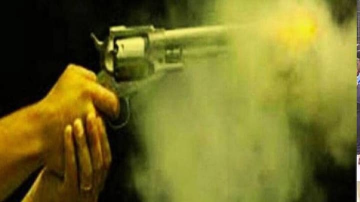 लाइट जाने पर भड़का UP पुलिस का सिपाही, बंदूक लेकर आया और बिजली कर्मचारियों के साथ कांड कर दिया Ambedkar Nagar