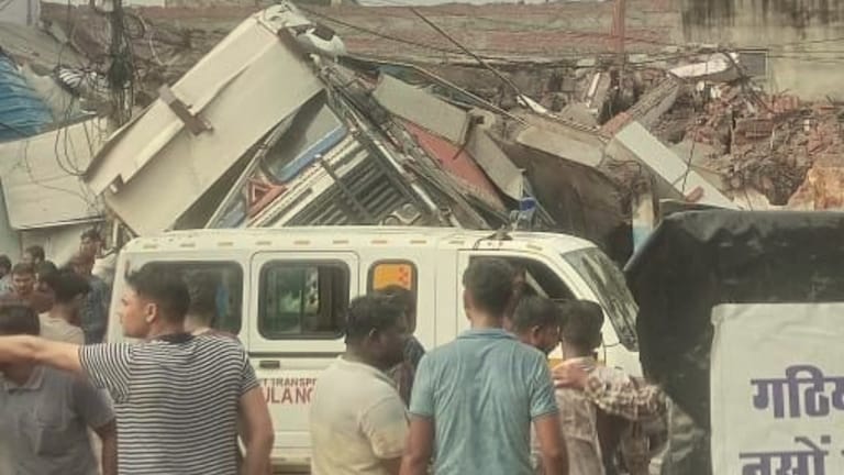 लखनऊ में भरभराकर गिरी 3 मंजिला इमारत, कई लोगों के दबे होने की आशंका, भयावह मंजर Lucknow