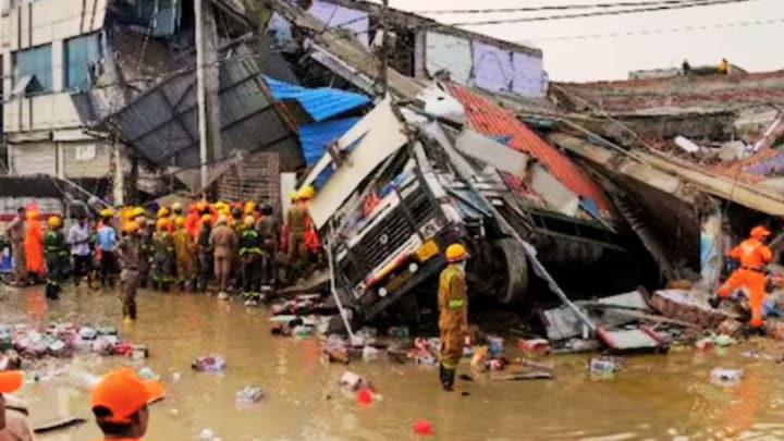 लखनऊ में तीन मंजिला इमारत ढही: मृतकों की संख्या बढ़कर हुई आठ, ये रही हादसे की वजह UP Tak