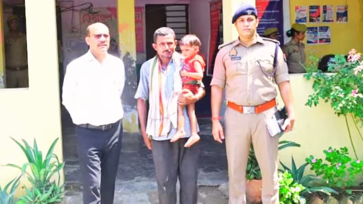 बच्चा पैदा होने पर बिल नहीं चुका पाया हरीश तो बेच दिया अपने बेटे को, कुशीनगर में ये क्या हुआ? Kushinagar News