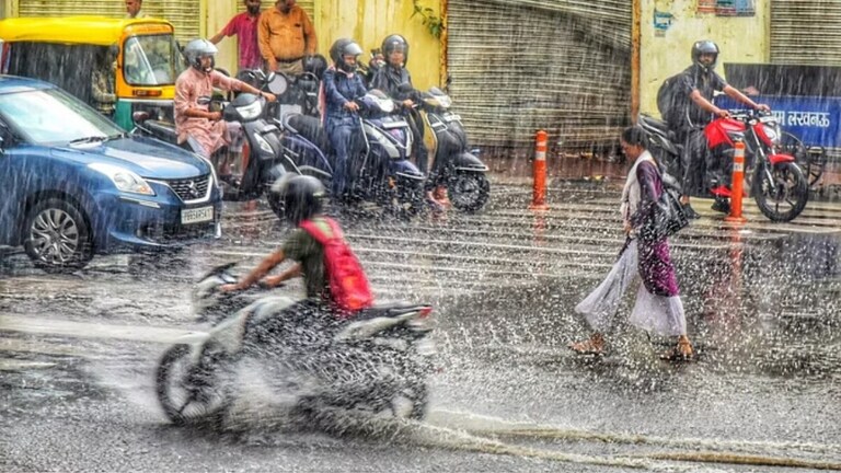 UP Weather Update: यूपी के इन 35 जिलों में आज होगी झमाझम बारिश, IMD ने जारी किया लेटेस्ट अपडेट UP Weather Update