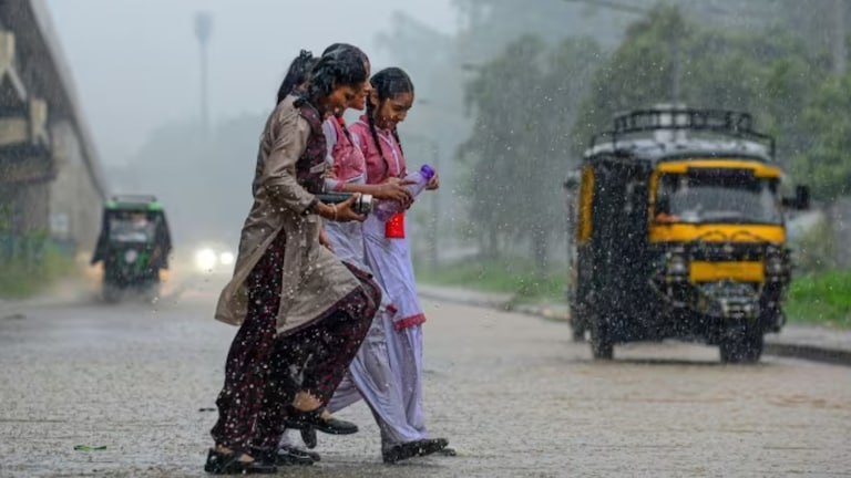 UP Weather: यूपी के इन 45 जिलों में बारिश का रेड अलर्ट जारी, IMD ने दी मौसम को लेकर बड़ी जानकारी UP Weather Update