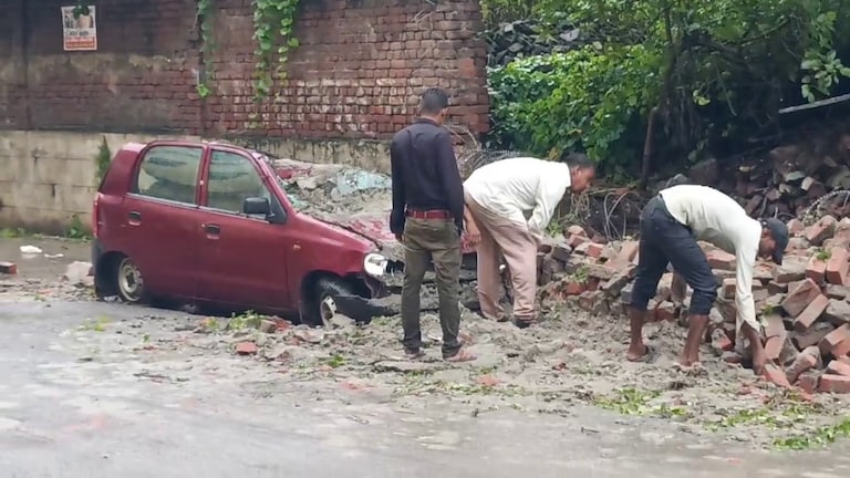 जाको राखे साइयां मार सके ना कोय…संभल में चकनाचूर हुई इस गाड़ी के पीछे की कहानी जान सन्न रह जाएंगे Sambhal