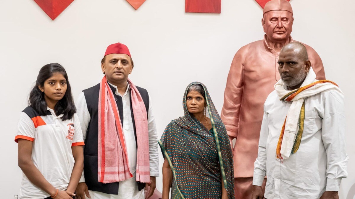सुल्तानपुर लूट कांड में मारे गए मंगेश यादव के परिवार से मिले अखिलेश यादव, फिर ये बात बोल सुर्खियों में आए UP News