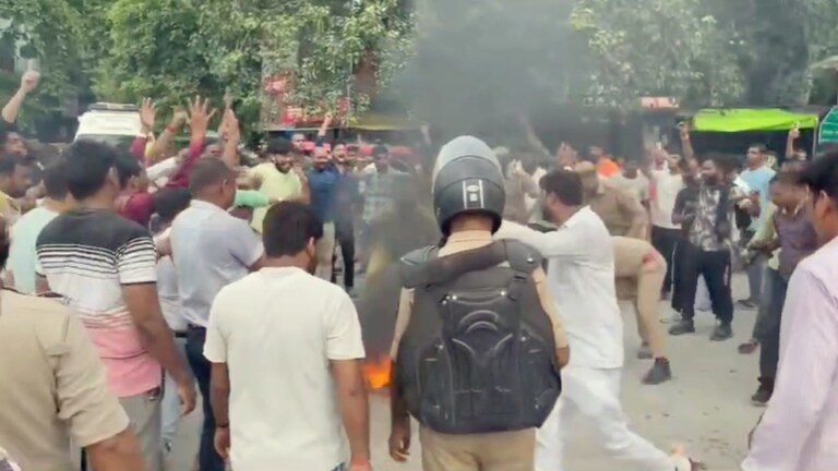 BJP कार्यकर्ताओं को अखिलेश यादव का पुतला फूंकना पड़ा भारी, पुलिस के सामने हो गया गजब कांड Hardoi