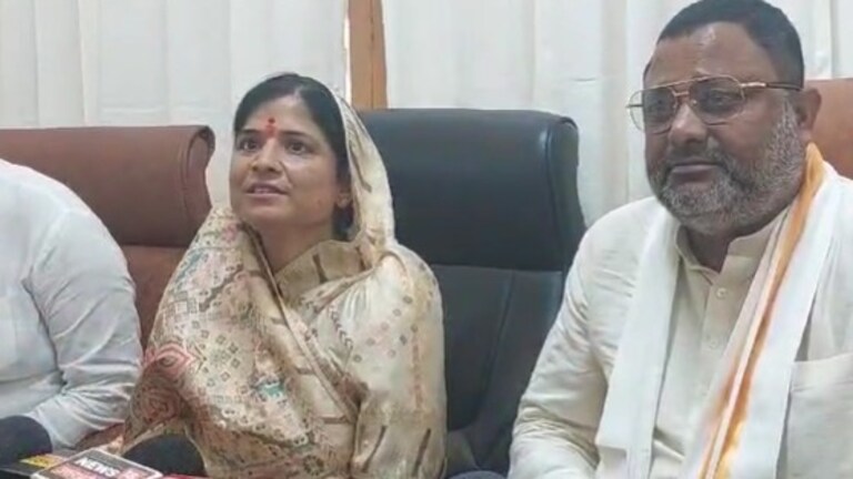 चप्पल में एनकाउंटर...डीके शाही की पत्नी ने मंगेश यादव के एनकाउंटर पर ये क्या बोल डाला? Mangesh Yadav Encounter