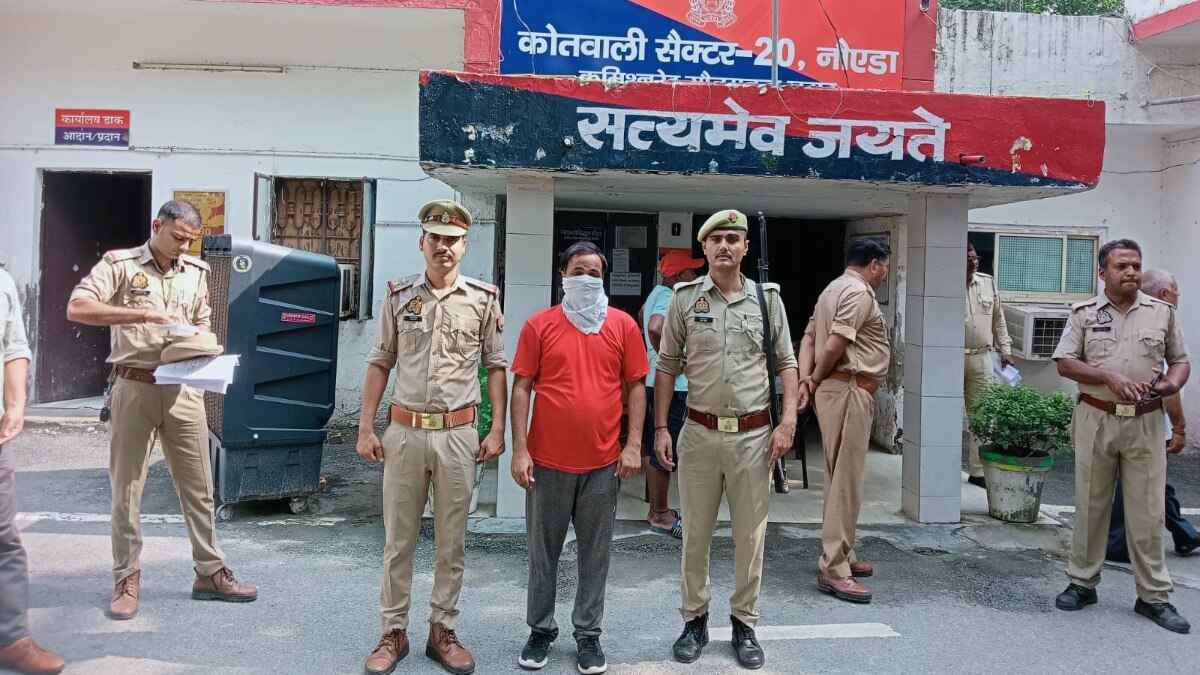 Noida Police with arrested accused