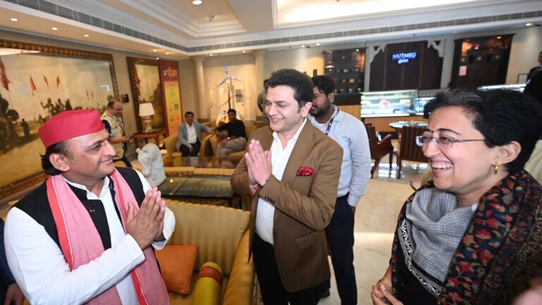 UP Politics: आतिशी के साथ हाथ जोड़ने वाली मुस्कुराती तस्वीर शेयर कर अखिलेश यादव ने कह दी ये बात Akhilesh Yadav & Atishi