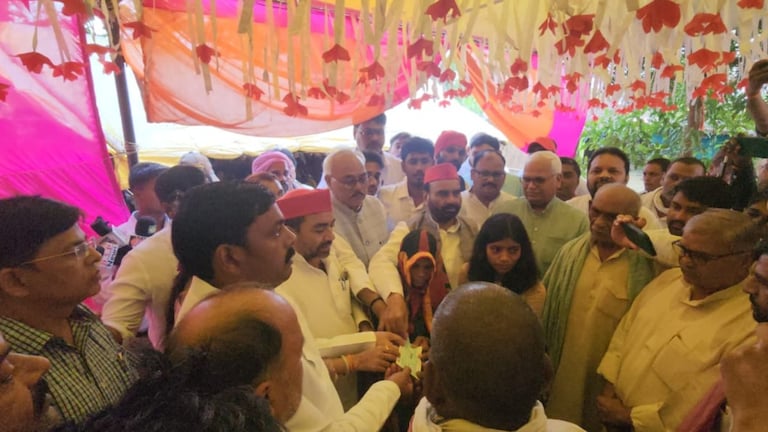 एनकाउंटर में मारे गए मंगेश यादव के परिवार की अखिलेश यादव ने की आर्थिक मदद, दिया दो लाख का चेक मंगेश यादव