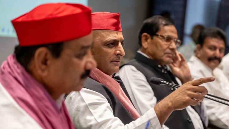 100 साथियों के साथ मैराथन बैठक, अखिलेश अब नवरात्र में करेंगे बड़ा चुनावी ऐलान, ये है पूरा मामला अखिलेश यादव