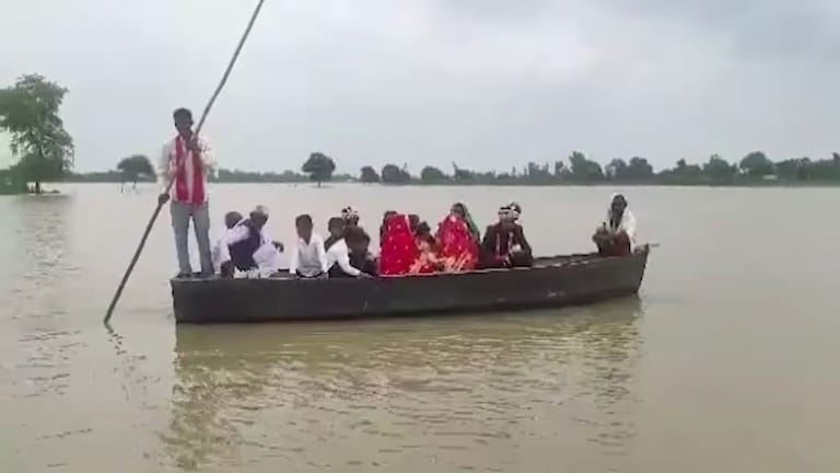 यूपी : बाढ़ से प्रभावित इलाकों में सरकार द्वारा दी जा रही है राहत का क्या है दावा, जानिए पूरे प्रदेश का हाल UP Flood, Flood in UP, up news