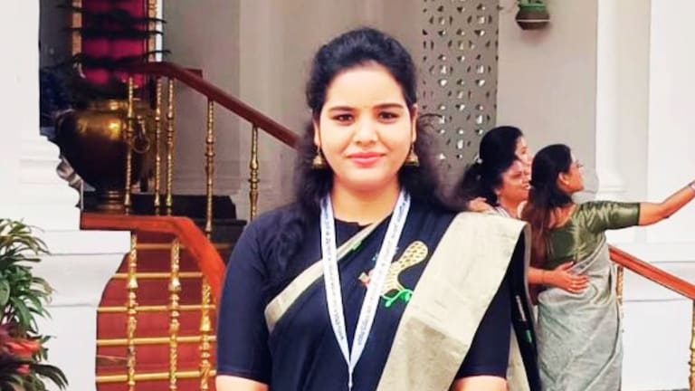 यूपी में SDM और DSP को कितनी सैलरी मिलती है? सारी सुविधाएं भी जान लीजिए तस्वीर में यूपी की एसडीएम रश्मि यादव हैं.