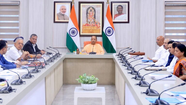 यूपी के इन सरकारी कर्मचारियों के सितंबर महीने की सैलरी पर संकट, एक लाख से ज्यादा का मामला फंसेगा? UP Govt salary issue