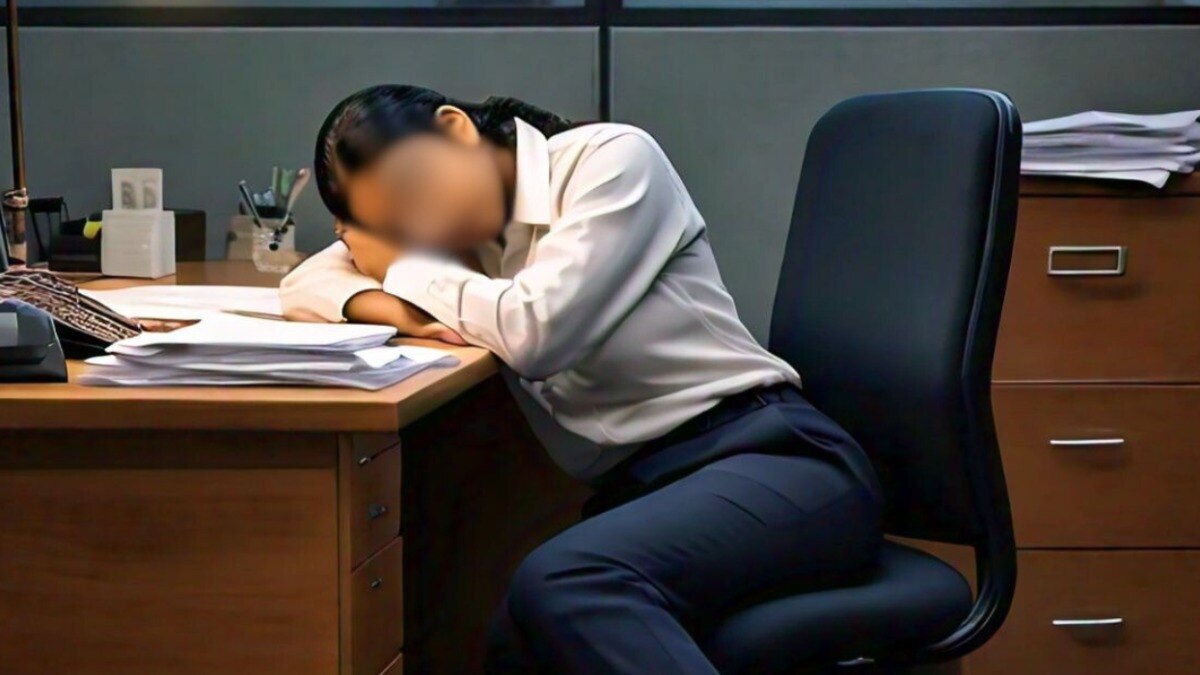 bank employee representative image