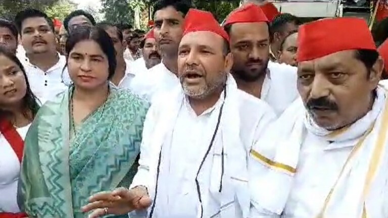 मेरठ : कलेक्ट्रेट पर धरना देने गए सपा नेता के साथ हो गया गजब का खेल, पॉकेट से गायब हुए 20 हजार रुपए Meerut News