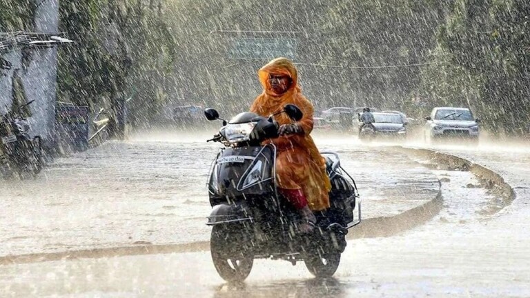 UP Weather: यूपी में ठंड की आहट…आज भी इन 26 जिलों में बारिश का अलर्ट, IMD ने दिया ये लेटेस्ट अपडेट UP Weather Update