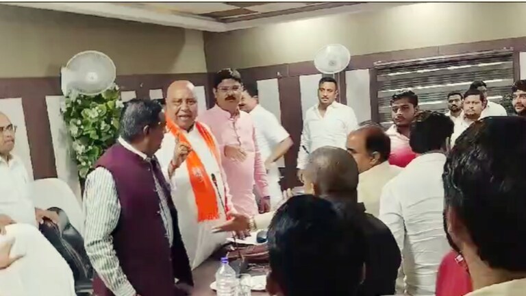 मंत्री के पीए को लेकर आपस में भिड़े BJP MLA, कांग्रेसी विधायक बीच में आए तो...महाराजगंज में गजब हुआ Maharajganj News