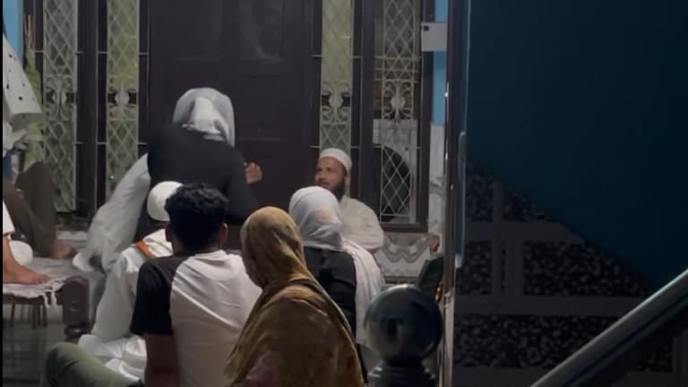 मुरादाबाद के मौलाना फुरकान को एक मां ने चप्पलों से जमकर पीटा, इसने कांड ही कुछ ऐसा किया था Moradabad News