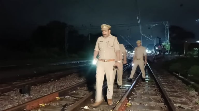 इमरजेंसी ब्रेक से बचा हादसा! अब झांसी-बांदा रेलवे ट्रैक पर रखा मिला बड़ा पत्थर, युवक पकड़ा गया Railway