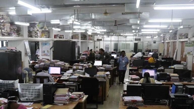 UP में 60 हजार सरकारी कर्मचारियों की सैलरी पर मंडराया खतरे का बादल, जानें क्या है कारण up government employees