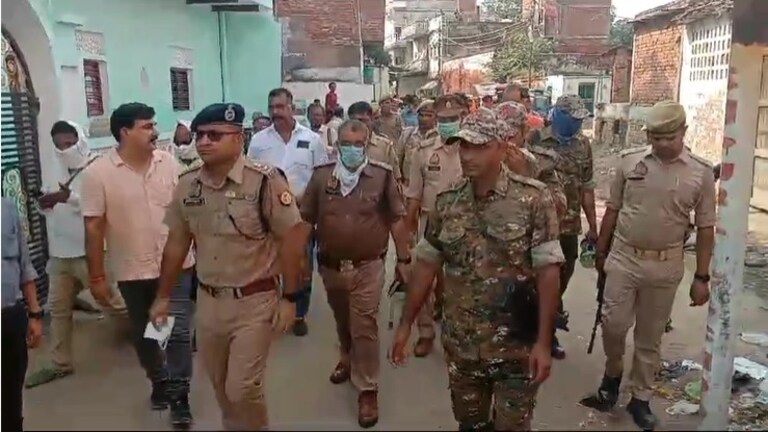 मांस पर संदेह! मिर्जापुर में अचानक मुस्लिम बस्ती पहुंची पुलिस और 8 को पकड़ा तो मचा हड़कंप Mirzapur