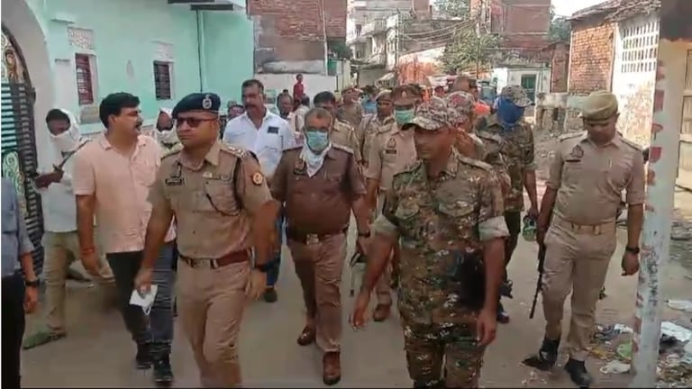 मांस पर संदेह! मिर्जापुर में अचानक मुस्लिम बस्ती पहुंची पुलिस और 8 को पकड़ा तो मचा हड़कंप Mirzapur