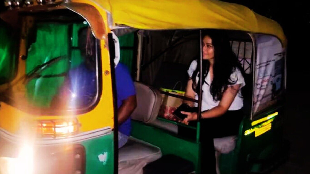 वाइट टॉप-ब्लैक जींस पहन आगरा में आधी रात वूमेन सेफ्टी चेक करने वाली ACP सुकन्या की कहानी ACP Sukanya Sharma News