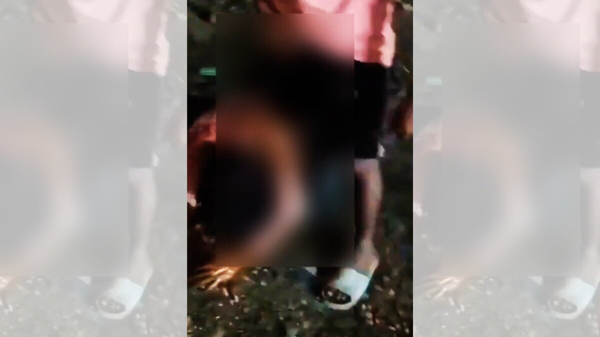 सोनभद्र में आदिवासी युवक को पीटा, उसके ऊपर की गई पेशाब, वीडियो हुआ वायरल तो मचा हड़कंप Sonbhadra News