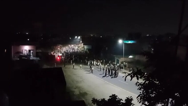 यति नरसिंहानंद के विवादित बयान के बाद डासना मंदिर के बाहर जुट आई भीड़ की पूरी हकीकत जान लीजिए Dasna Devi Mandir News