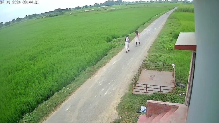 देवरिया में छेड़छाड़ के बाद सड़क पर भागती दिखीं 8वीं की दो छात्राएं, 4 युवकों ने क्या किया इनके संग? Deoria Crime News