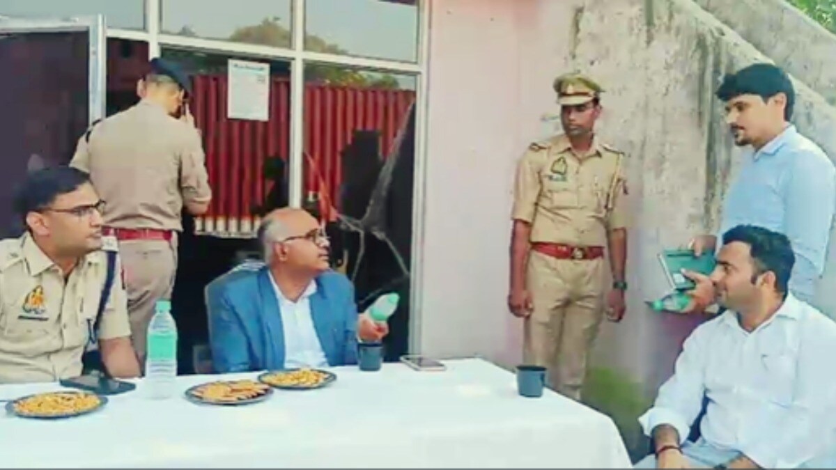 बागपत DM के सामने रखी पानी की बोतल बिसलेरी नहीं बिसल्लेरी थी, फिर जो हुआ पूरे देश में वायरल हो गया Baghpat