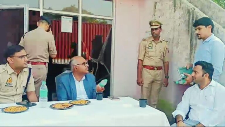 बागपत DM के सामने रखी पानी की बोतल बिसलेरी नहीं बिसल्लेरी थी, फिर जो हुआ पूरे देश में वायरल हो गया Baghpat