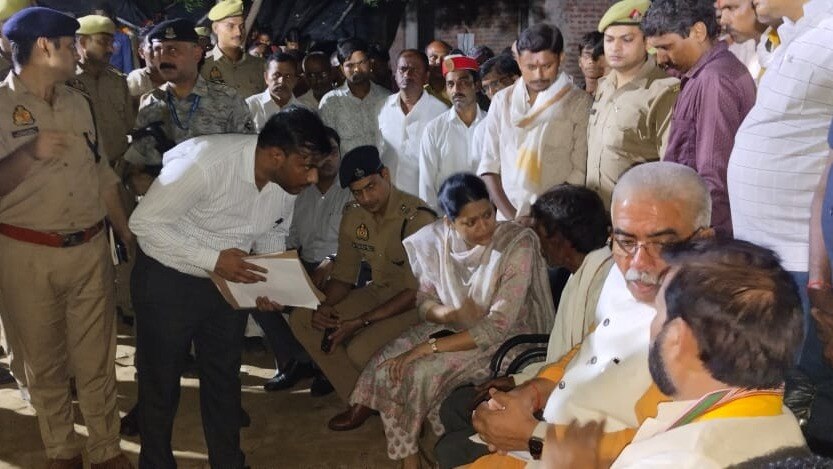 अमेठी हत्याकांड के पीड़ित दलित परिवार की सहायता के लिए आगे आई योगी सरकार, बुजुर्ग मां-पिता को दी मदद Amethi