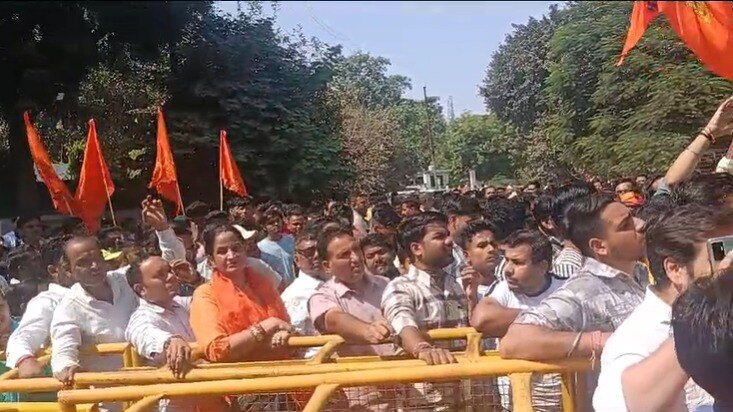 यति नरसिंहानंद के विवादित बयान पर बढ़ा बवाल तो अब गाजियाबाद कमिश्नरेट के बाहर इकट्ठा हुई भीड़ Ghaziabad