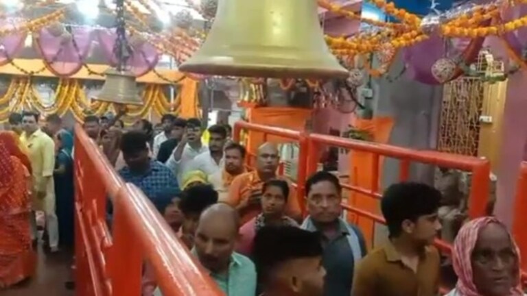 विंध्याचल मंदिर में जूता पहन आ गए सेक्टर मजिस्ट्रेट और पुलिसकर्मी, भड़के बीजेपी विधायक और हो गई कार्रवाई Vindhyachal News