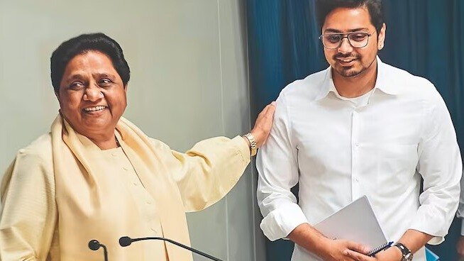 बीएसपी सुप्रीमो मायावती और भतीजा आकाश आनंद