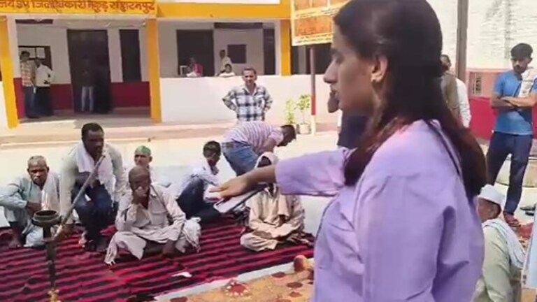 'तुरंत हटाइए, नहीं तो...', सहारनपुर तहसील ऑफिस में हुक्का पी रहे किसानों पर भड़कीं SDM संगीता राघव saharanpur sdm sangeeta raghav
