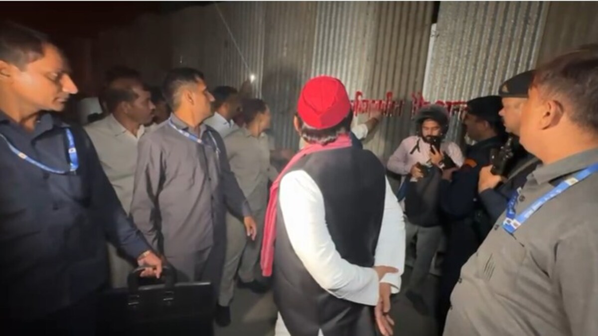 देर रात JP जयंती के मौके पर अचानक JPNIC सेंटर पहुंचे अखिलेश, नहीं मिली एंट्री तो हुआ जबरदस्त विवाद Akhilesh Yadav