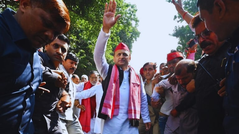 जिसके लिए कभी अखिलेश फांद रहे दीवार तो कभी सड़क पर कर रहे संग्राम! कहानी 865 करोड़ के JP सेंटर की Akhilesh yadav